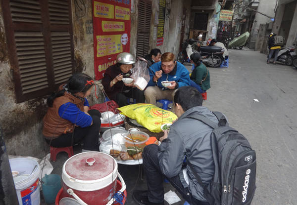  Không cửa hàng khang trang, cũng không quảng cáo cầu kỳ nhưng hàng bánh đúc nóng của cô Hạnh ở cuối đường Minh Khai luôn đông khách. Ảnh: Tuyết Mai.