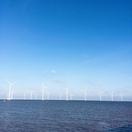 Có tất cả 62 cột tháp và turbin điện gió đều được đặt trên biển. Ảnh: Long Nguyễn