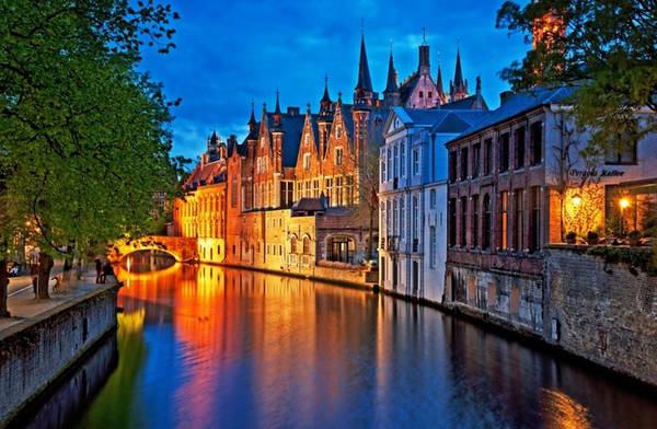 Bruges, Bỉ: Thành phố được mệnh danh là "Venice của phương Bắc" với những con kênh chạy dọc theo những ngôi nhà cổ kính, những cây cầu cong cong vắt qua sông... Nhiều người coi Bruges là một trong những thành phố đẹp nhất châu Âu.