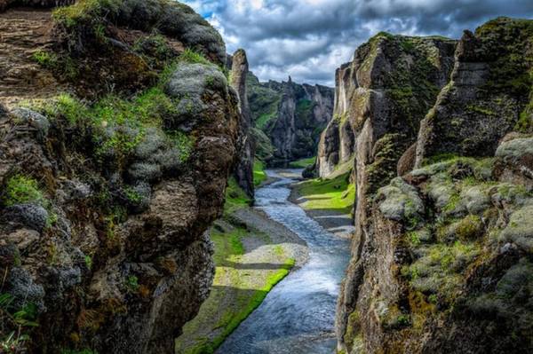 Fjaðrárgljúfur, Iceland: Khe núi này nằm về phía đông nam của Iceland và là một trong những địa danh đẹp nhất trên thế giới. Là kết quả của việc xói mòn đất trong hàng ngàn năm bởi băng tan, con đường dài 2km với độ sâu có thể lên đến 100m vào khe núi này được cho là do sông băng Fjaðrá tạo nên.