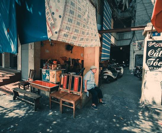 Một cụ ông nghỉ ngơi ở quán nước trên phố Hàng Lược. Trà đá không phải là thức uống cao sang, không nằm trong danh mục nghệ thuật trà của người Việt Nam, nhưng lại có mặt ở khắp nơi, từ làng quê ra thành thị.