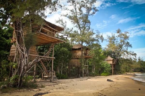 Các bungalow đều được thiết kế với những vật liệu gần gũi với thiên nhiên và thân thiện với môi trường như gỗ, tre, mái lá… rất mát mẻ. 