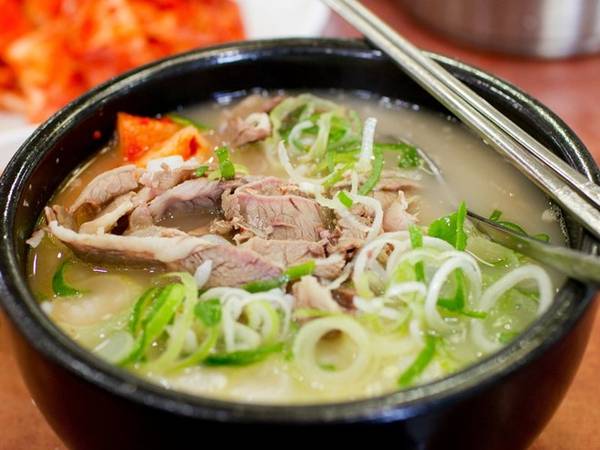 Sulleongtang là món ăn đậm đà với nước dùng ninh từ đuôi bò, thêm miến, hành và được ăn kèm kimchi.