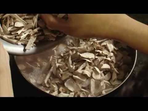 Hạt đậu đen hoặc đỏ, lạc nhân, nếp được đun mềm trước khi đổ mớ khoai khô vào đun sôi.