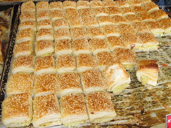 Những chiếc bánh Bourekas ngập pho mát, khoai tây, rau bina, nấm và thịt được bán ở khắp mọi nơi, từ các quán cà phê cho đến các của hàng tạp hóa, kiot.