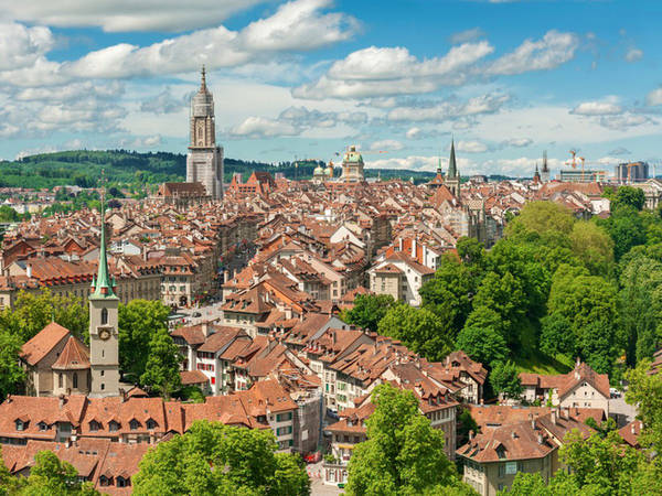 Thủ đô Bern bao quanh sông Aare là nơi đặt trụ sở của quốc hội và các cơ quan ngoại giao, nổi tiếng nhờ các công trình kiến trúc từ thời trung cổ.