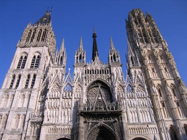 Du khách sẽ thấy choáng ngợp trước mặt tiền phức tạp của nhà thờ. Cửa vào chính của Notre-Dame đã xuất hiện trong nhiều bức tranh nổi tiếng của danh họa Claude Monet. Ảnh: Hihostels.