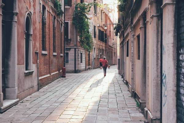 Các con phố ở Venice, Italy: Toàn bộ đường phố của thành cổ Venice đều vắng bóng xe cộ. Du khách chỉ có thể đi lại bằng thuyền hoặc tản bộ giữa những con phố cổ kính, thâm trầm, chứa đựng trong mình các câu chuyện lịch sử huyền bí. Ảnh: Passionpassport.