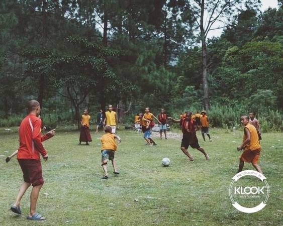 ìm hiểu cuộc sống thường ngày của các nhà sư Du khách đến Bhutan có thể bắt gặp một buổi cắm trại của các nhà sư nhí bên cạnh không gian sôi động với nền nhạc hiện đại, hoặc họ đang chơi bóng chuyền, bóng đá...