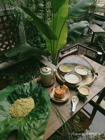 Để thưởng thức trọn vẹn buổi chiều thu, người Hà Nội chính gốc sẽ khuyên du khách đi ăn chè. Lutulata là một không gian hoài cổ ngay góc Hàng Cót, bày bán những món chè thanh tao, thơm ngon và xinh đẹp.
