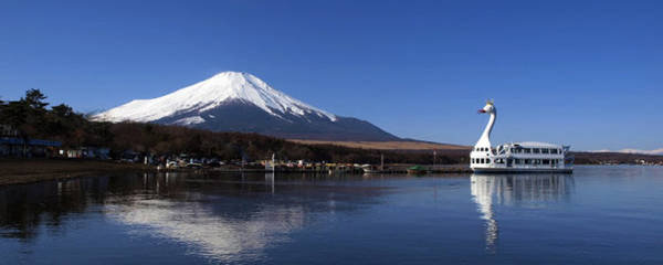 Du thuyền trên hồ Kawaguchi - Ảnh: tourisme-japon