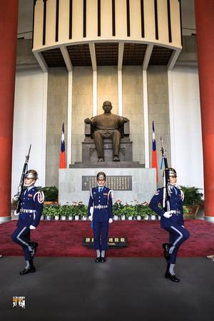 Lính canh đang làm nghi thức thay ca trang trọng ở đền tưởng niệm Tôn Trung Sơn.