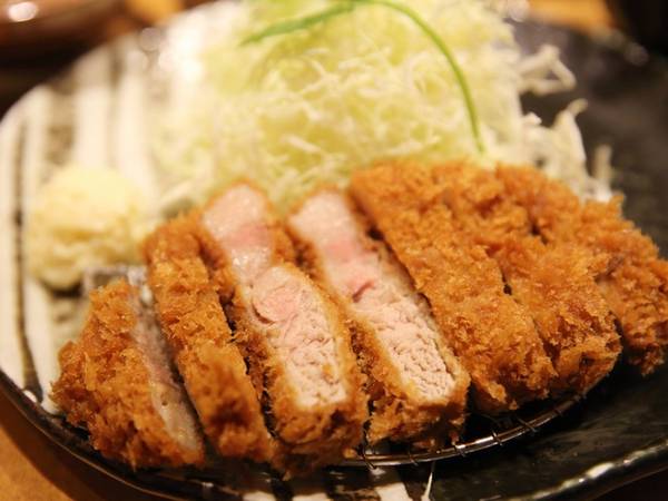 Tonkatsu là món thịt chiên xù ăn kèm nước sốt ngọt màu nâu. Vì miếng thịt dày, giàu dưỡng chất và hơi béo nên thường có thêm rau cải bắp cắt sợi.