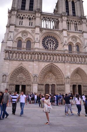 Nhà thờ đức bà Paris một buổi sáng chủ nhật trong lành.