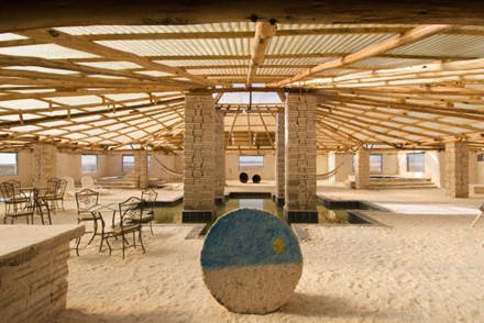 Palacio de Sal ở Bolivia được xây dựng gần như hoàn toàn bằng muối. Ảnh: John Elk. 