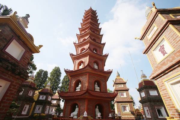 Năm 2003, chùa tổ chức khánh thành Bảo tháp Lục độ đài sen cao 15m, có 11 tầng, tôn trí 66 pho tượng đức Phật A Di Đà bằng đá quý. Trên đỉnh tháp có một tháp sen Cửu phẩm Liên hoa tạc bằng đá.
