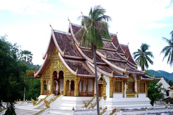 Tham quan cung điện Hoàng gia: Cung điện Hoàng gia nay là bảo tàng quốc gia Luang Prabang nằm trên đường Sakkaline. Với một người yêu thích lịch sử, kiến trúc và văn hóa thì không thể bỏ qua nơi này. Ngay từ bên ngoài bạn đã được chiêm ngưỡng vẻ đẹp của các tòa nhà truyền thống, trang trí bằng nhiều họa tiết cầu kỳ và dát vàng lộng lẫy. Lưu ý khi bước vào bảo tàng du khách không được mang giày dép, chụp ảnh bên trong các khu nhà và phải ăn mặc kín đáo. Giá vé vào cửa là 30.000 kip (khoảng 82.000 đồng) một người.