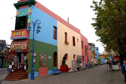 Những ngôi nhà ở La Boca giống như những khối hộp nhiều màu sắc đặt cạnh nhau, tạo nên một bức tranh với đủ sắc xanh, đỏ, tím, vàng...