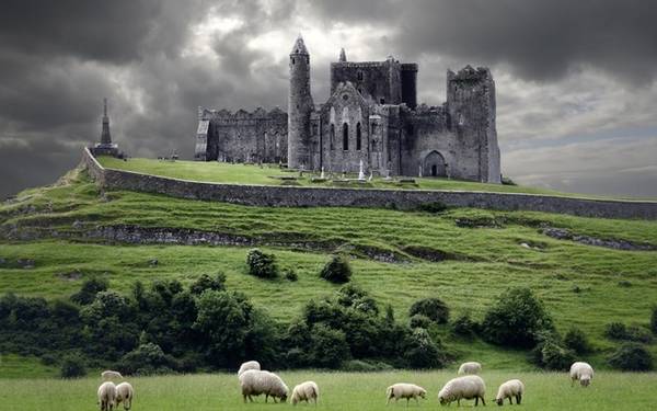 The Rock of Cashel, Ireland: Khung cảnh tuyệt đẹp xung quanh The Rock of Cashel khiến không ít du khách cho biết họ có cảm tưởng như mình đang lạc vào Ireland của những ngày xa xưa, với không gian thật yên bình. Nơi đây từng là chỗ ở của các vị vua Ireland và là điểm giảng đạo của thánh Patrick vào thế kỷ thứ 5.