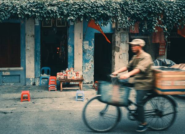 Một quán trà nép mình trên con phố cổ kính Nguyễn Quang Bích.