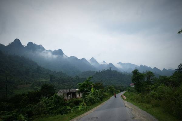 Chạy theo Quốc lộ 4C, trước mắt bạn là thấp thoáng đồi núi hùng vĩ Hà Giang.