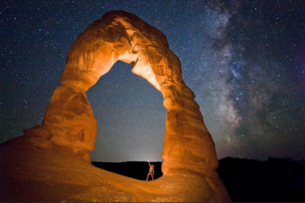 Hoặc cùng nhau ngắm dải ngân hà tại cổng vòm đá Delicate Arch, Utah, Mỹ.