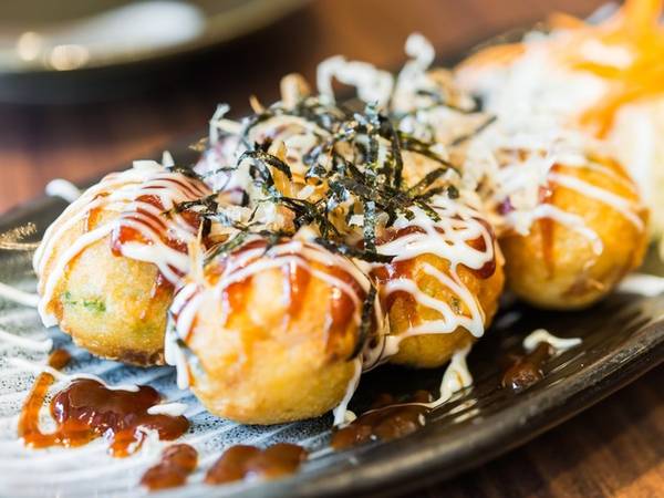 Takoyaki là một loại snack (món ăn nhẹ) phổ biến ở Nhật. Một miếng thịt bạch tuộc được chiên để làm nhân, bên ngoài bọc bột, thêm chút sốt mayonnaise, rong biển và sốt thịt nướng.