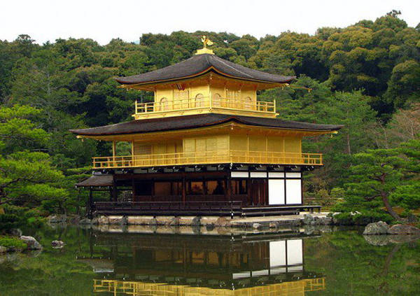 Những ngôi đền Phật giáo và Thần đạo Những ngôi đền này không chỉ là nơi tôn nghiêm, thanh tịnh và để thực hiện các nghi lễ quan trọng, mà còn là điểm tham quan thu hút du khách muốn hiểu thêm văn hóa, tôn giáo ở Nhật Bản.
