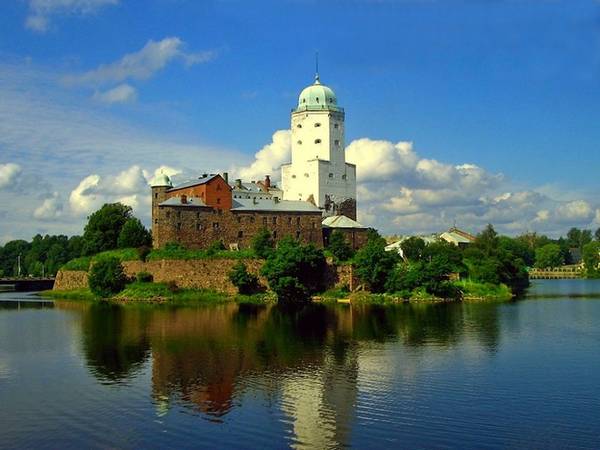 Vyborg, Nga: Lâu đài Vyborg được xây dựng bởi những người Thụy Điển năm 1293, sau một cuộc thập tự chinh của họ vào Karelia. Ngày nay, lâu đài là một bảo tàng.