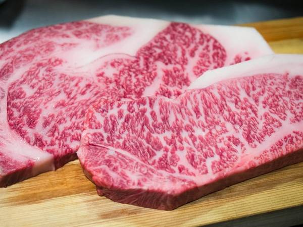 Thịt bò Kobe loại ngon nhất là từ giống bò Tajima nuôi trong các trại bò Wagyu. Những con bò được nuôi lớn ở quận Hyogo, thành phố Kobe đem lại hương vị thịt ngon tuyệt hảo. Giá thịt ở đây cao nhờ những thớ thịt có vân đẹp và mảnh trông như đá cẩm thạch.