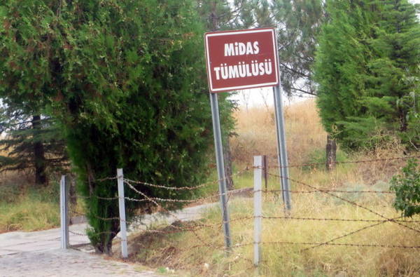 Tấm bảng chỉ dẫn đường vào lăng mộ vua Midas - Ảnh: KIM NGÂN