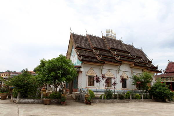 Một ngôi chùa với kiến trúc điển hình của Lào, gợi nhớ đến Wat Xieng Thông ở Luang Prabang - Ảnh: Đức Hùng