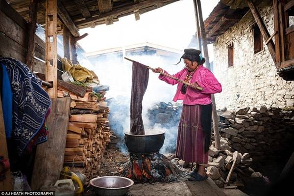 Người Brokpa sống ở vùng hẻo lánh phía đông Bhutan suốt nhiều thế kỷ. Trong ảnh, một phụ nữ đang nhuộm vải dệt từ lông bò yak.