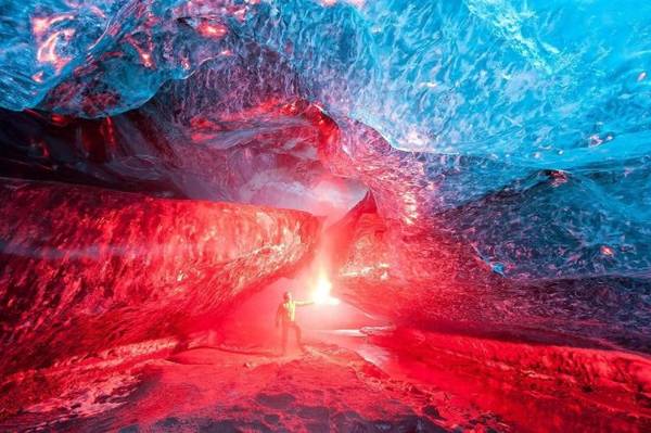 Hang băng Iceland đẹp huyền ảo khi được thắp sáng - Ảnh: BP
