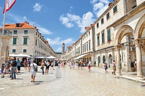 Trung tâm Dubrovnik với con đường lát đá mòn nhẵn qua năm tháng