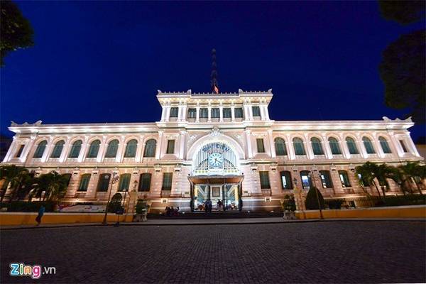 Bưu điện trung tâm Sài Gòn (quận 1): Là tòa nhà được người Pháp xây dựng từ những năm 1886-1891 theo đồ án thiết kế của kiến trúc sư Villedieu cùng phụ tá Foulhoux, công trình kiến trúc mang phong cách châu Âu kết hợp với nét trang trí châu Á. Ảnh: TiếnTuấn.