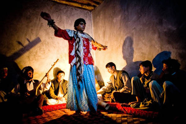 Bacha bazi là một hình thức giải trí truyền thống của Afghanistan đang trỗi dậy mạnh mẽ trong những năm gần đây, tuy nhiên chính quyền nước này làm ngơ trước những vấn nạn liên quan đến tập tục này. Ảnh: SBS.