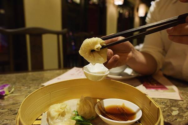 Bánh bao Thượng Hải: Điều đặc biệt tạo nên thương hiệu và sự hấp dẫn cho những chiếc bánh bao Thượng Hải là phần nước ẩn chứa bên trong vỏ bánh. Khi thưởng thức, chính thành phần này là điều được mong chờ nhất của chiếc bánh. Hương vị nóng sốt, beo béo, thơm thơm thực sự tạo nên hương vị bất ngờ dành cho bạn.