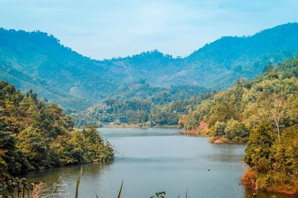 Hồ Thượng Long là một trong những hồ có trữ lượng nước lớn nhất của tỉnh Phú Thọ, được người dân bản địa gọi là hồ Ly, nằm ở xã Thượng Long, huyện Yên Lập.