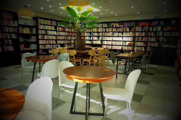 Nằm trên con phố  yên tĩnh trên đường Thi Sách, Ngọc Tước Book Café là nơi thích hợp nhất để bạn thư giãn và chìm đắm trong không gian sách, sau khi đi thỏa thích tắm biển Vũng Tàu. 