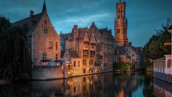 Kiến trúc tuyệt đẹp: Những tòa nhà mang phong cách kiến trúc Gothic trung cổ, những đường phố trải sỏi tạo nên vẻ duyên dáng cho thành phố Bruges. Trung tâm thành phố là Di sản thế giới được UNESCO công nhận năm 2000. 
