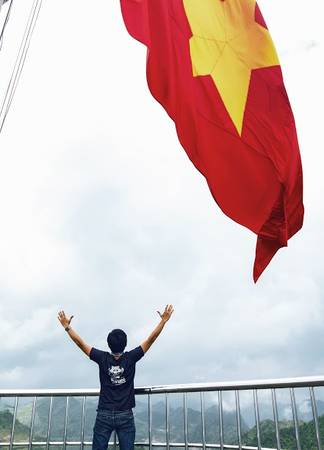 Ảnh 3: Một ngày đẹp trời tại cột cờ Lũng Cú. Ảnh: Nguyễn Bình Minh