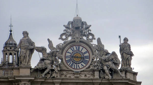 Chiếc đồng hồ ghi dấu thời gian ở Vatican - Ảnh: Kim Ngân