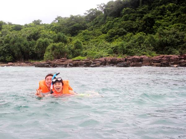 Du khách thích thú lặn ngắm san hô ở Hòn Dăm Ngang. Ảnh: Phương Thanh