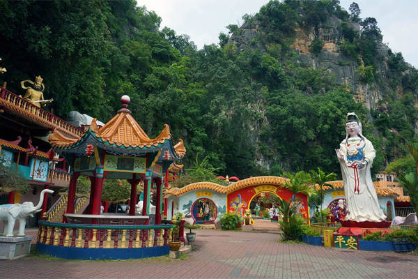 Ling Sen Tong - một ngôi chùa mang tính chất hiện đại, mang dáng dấp một nơi vui chơi của các vị thần.