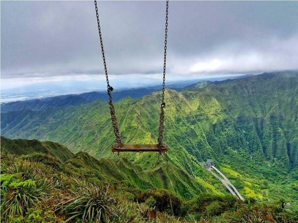Giờ đây, một xích đu dựng tạm với xích sắt treo trên hai cột chống rỉ sét trên khe vực nhìn ra phía đông Oahu đang trở thành hiện tượng trên Instagram. Ảnh: Pd_rawr/Instagram.