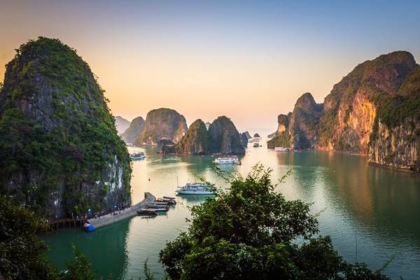 Vịnh Hạ Long (Việt Nam), một trong 7 kỳ quan mới của thế giới chiều lòng người với vùng biển xanh ngát, núi đá vôi nhiều hình dáng, hang động tuyệt đẹp, hải sản tươi ngon. Ảnh: Lonely Planet.