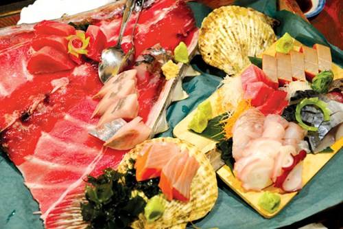 Món sashimi bắt mắt với phần xương đuôi cá ngừ ở Tsuda Sengyoten