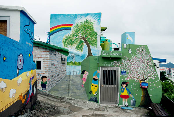 Những tác phẩm tranh tường ở làng Dongpirang đã xuất hiện từ thập kỷ trước, do những người dân địa phương và các họa sĩ cùng nhau vẽ lên những mảng màu nghệ thuật để bảo vệ ngôi làng trước kế hoạch tháo dỡ của chính quyền. Ảnh: Instagram.