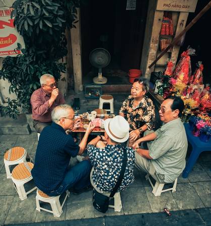 Tại một quán trà ở phố Hàng Giầy, mỗi sáng thường có một nhóm cụ già tập trung tới uống nước, tán dóc chuyện đời.